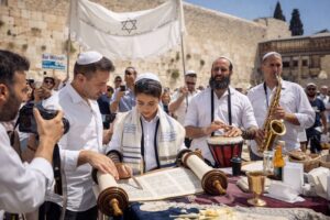 הפקת בר מצווה בכותל המערבי בירושלים עם קריאת התורה, משפחה ומוזיקה חגיגית