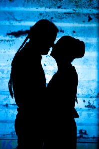 צללית זוג, צילום חתונה, נשיקה רומנטית, רקע כחול