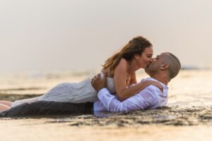 צילומי חתונה, זוג בחוף, נשיקה רומנטית, שמלת כלה רטובה