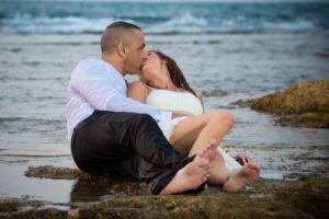 צילומי חתונה בחוף, צילומי זוגיות בים, זוג מתנשקים, צילום רומנטי