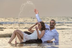 צילומי חתונה בחוף,צילומי כלה וחתן בים,צילומי זוג רומנטיים,תיעוד רגעים טבעיים